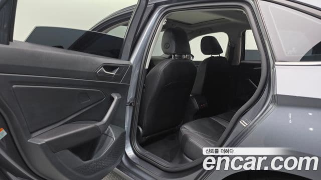 Volkswagen Jetta 2022 — ფოტო 16/20