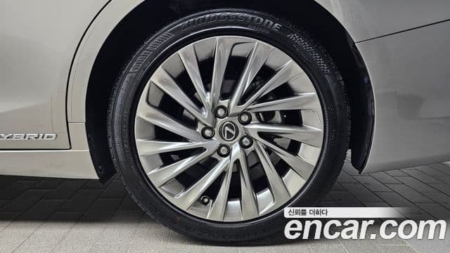 Lexus ES300h 2018 — Photo 19/37