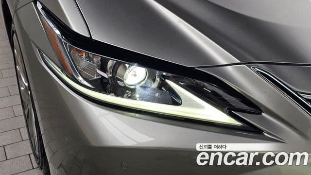Lexus ES300h 2018 — Photo 11/37