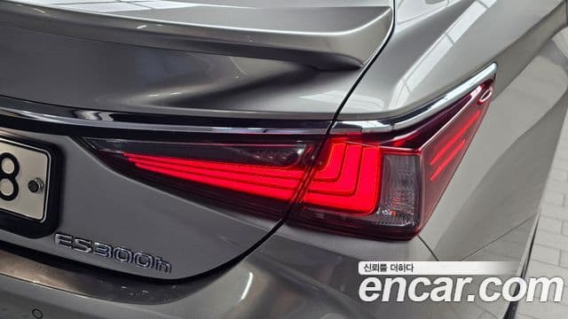 Lexus ES300h 2018 — Photo 20/37