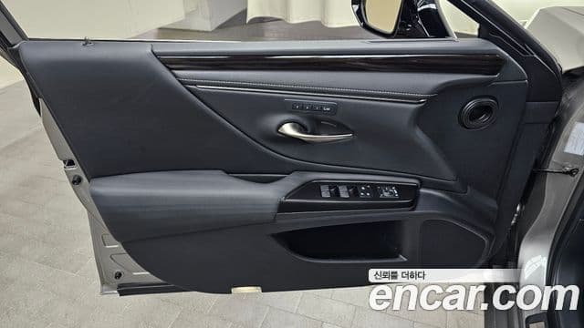 Lexus ES300h 2018 — Photo 21/37