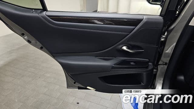 Lexus ES300h 2018 — Photo 32/37