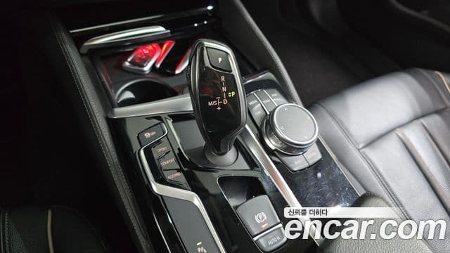 BMW 5 Series 2018 — Şəkil 9/20