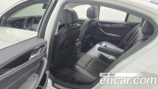 BMW 5 Series 2018 — Şəkil 12/20