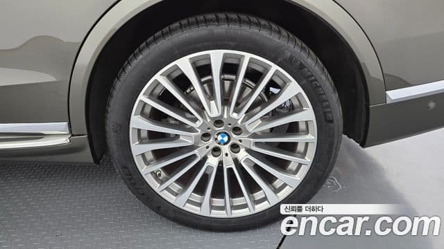 BMW X7 2022 — Photo 23/31