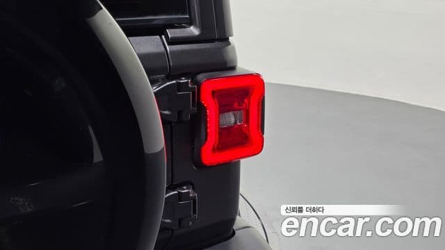 Jeep Wrangler 2019 — ფოტო 7/34