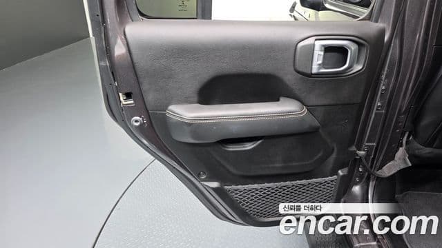 Jeep Wrangler 2019 — ფოტო 25/34