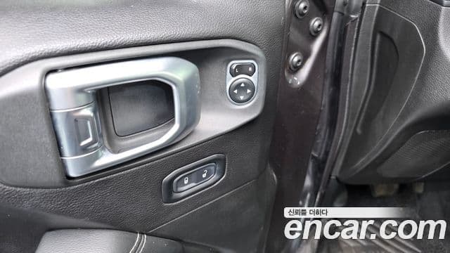 Jeep Wrangler 2019 — ფოტო 20/34