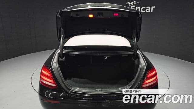 Mercedes-Benz E-Class 2018 — Фото 20/20
