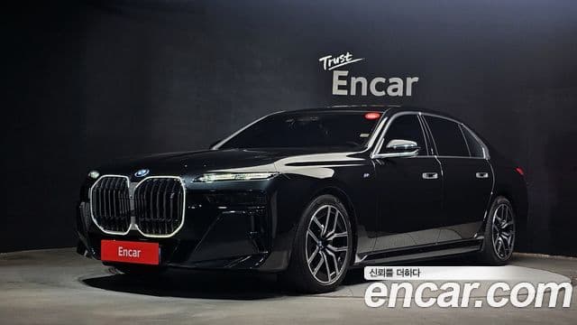 BMW i7 2023 — ფოტო 18/30