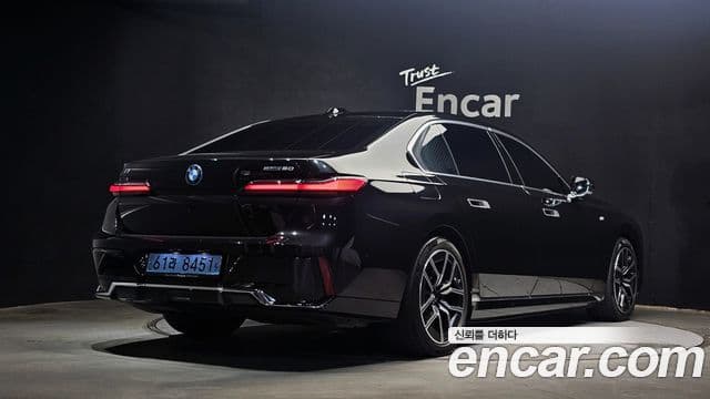 BMW i7 2023 — ფოტო 6/30