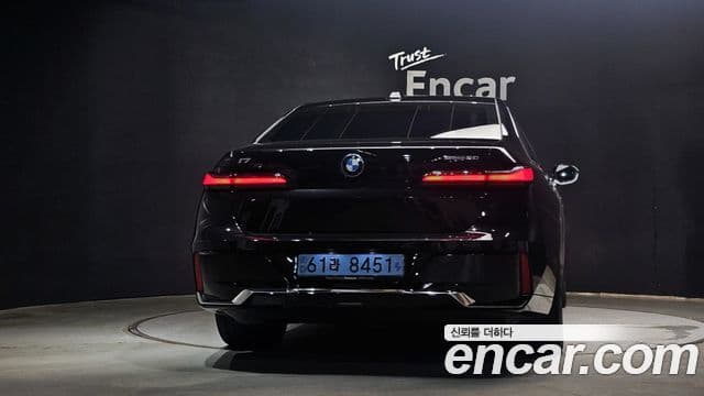 BMW i7 2023 — ფოტო 19/30