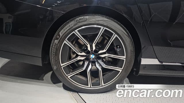 BMW i7 2023 — ფოტო 17/30