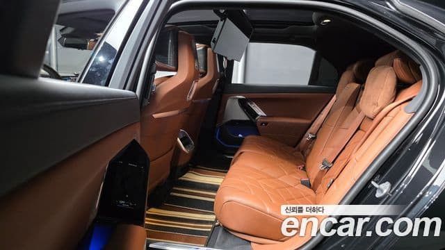 BMW i7 2023 — ფოტო 27/30