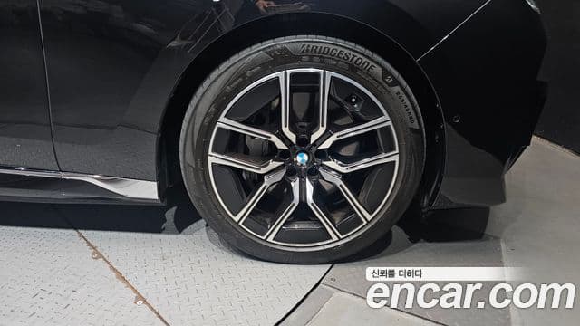 BMW i7 2023 — ფოტო 13/30