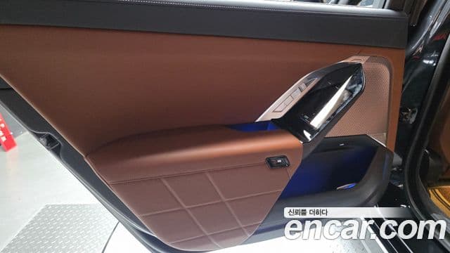 BMW i7 2023 — ფოტო 7/30