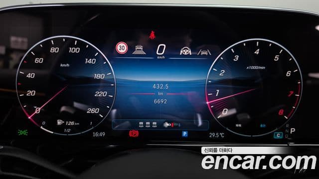 Mercedes-Benz E-Class 2025 — Фото 8/20