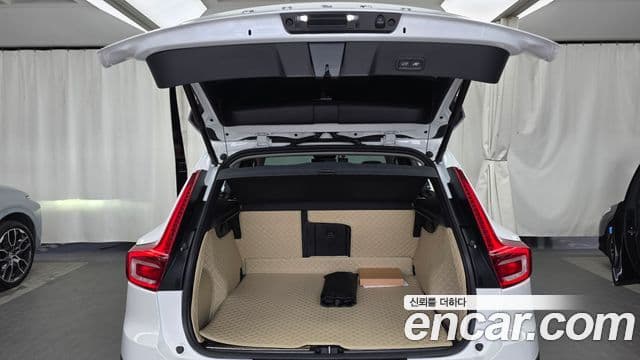 Volvo XC40 2024 — Фото 19/20