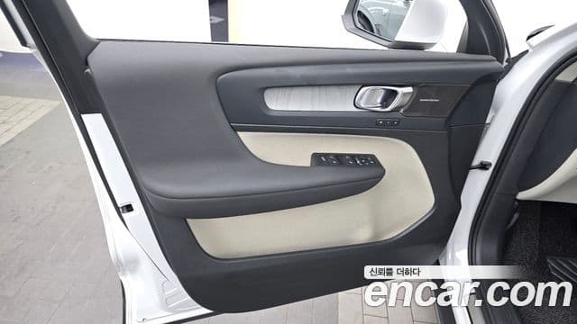 Volvo XC40 2024 — Photo 15/32