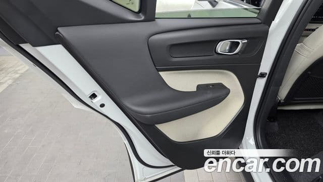 Volvo XC40 2024 — Photo 24/32