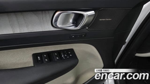 Volvo XC40 2024 — Photo 25/32