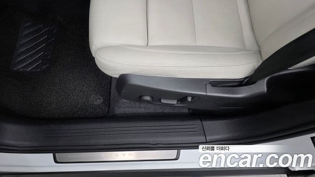 Volvo XC40 2024 — Photo 8/32