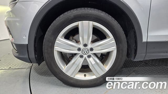 Volkswagen Tiguan 2020 — ფოტო 5/20