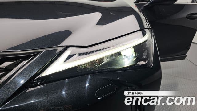Lexus UX250h 2023 — Şəkil 28/32