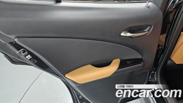 Lexus UX250h 2023 — Şəkil 13/32