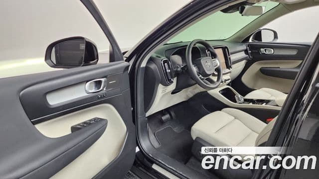 Volvo XC40 2025 — Фото 10/20