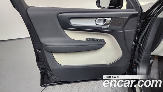 Volvo XC40 2025 — Photo 21/32