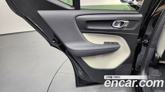 Volvo XC40 2025 — Photo 16/32