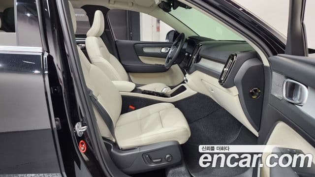 Volvo XC40 2025 — Photo 26/32