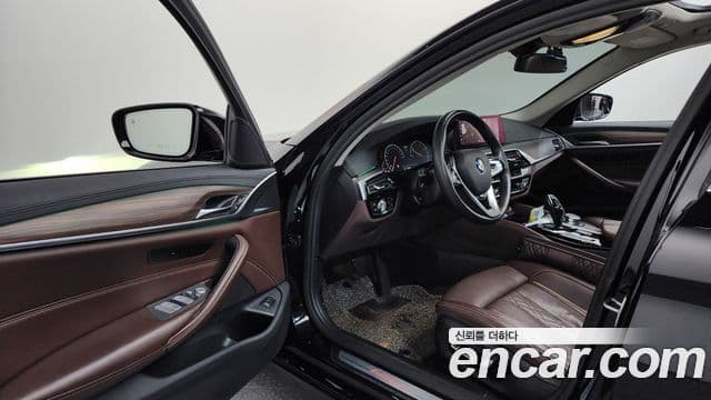 BMW 5 Series 2019 — ფოტო 10/20