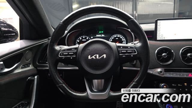 Kia Stinger 2022 — ფოტო 13/20