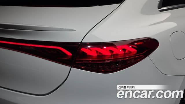 Mercedes-Benz EQE 2022 — ფოტო 6/33