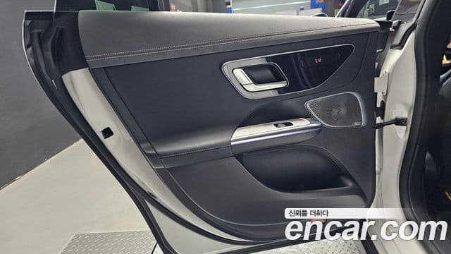 Mercedes-Benz EQE 2022 — ფოტო 13/33