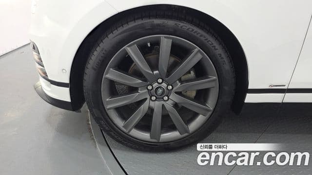 Land Rover Range Rover Velar 2018 — Photo 28/33