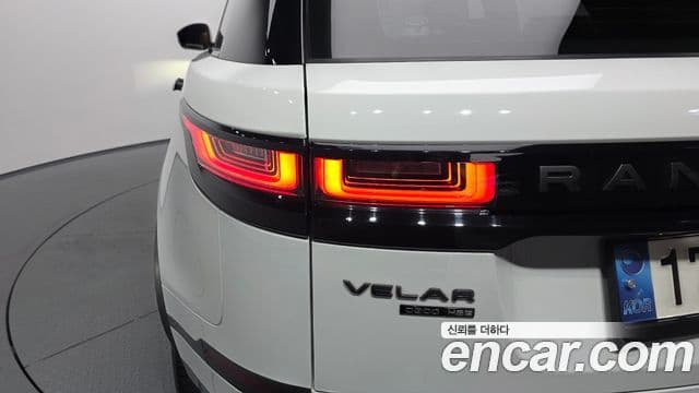 Land Rover Range Rover Velar 2018 — Photo 14/33
