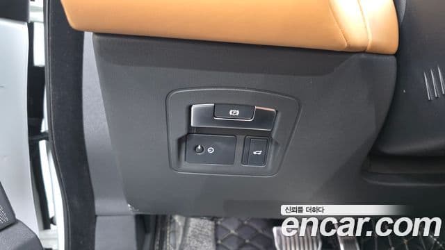 Land Rover Range Rover Velar 2018 — Photo 12/33