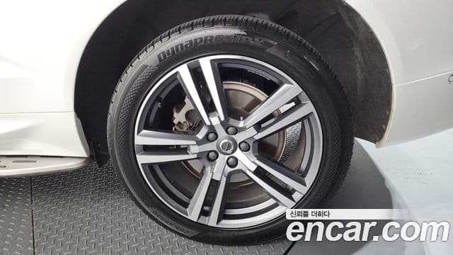 Volvo XC60 2020 — Photo 17/34
