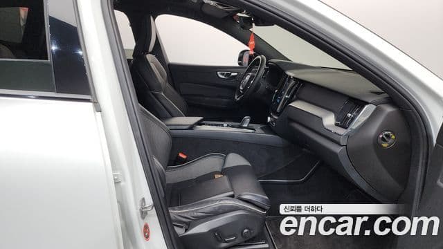 Volvo XC60 2020 — Photo 7/34
