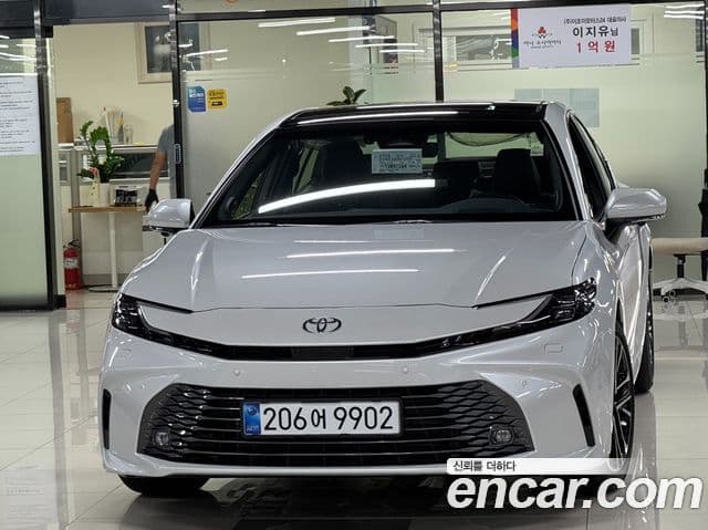 Toyota Camry 2026 — Photo 2/13