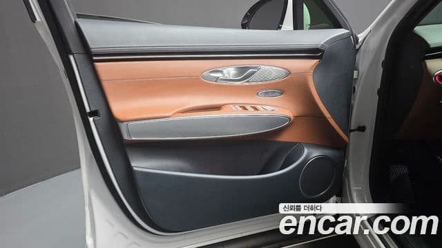 Genesis GV70 2023 — ფოტო 19/32