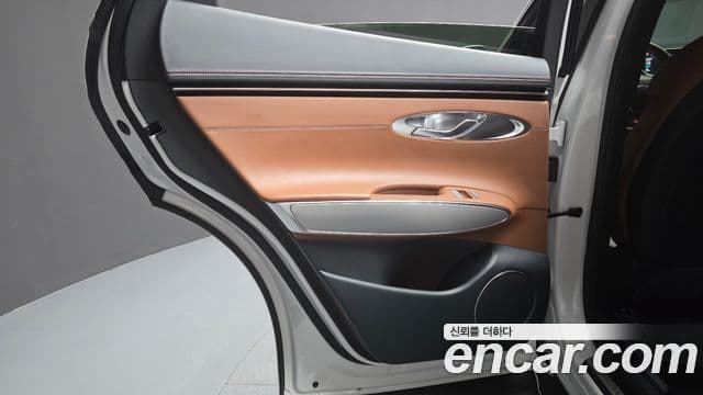 Genesis GV70 2023 — ფოტო 18/32