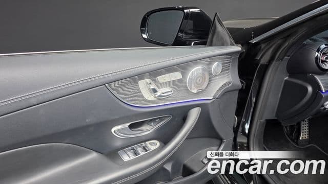 Mercedes-Benz E-Class 2021 — Photo 8/35
