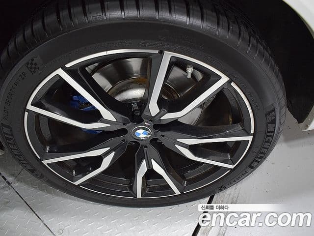 BMW X7 2022 — ფოტო 18/20