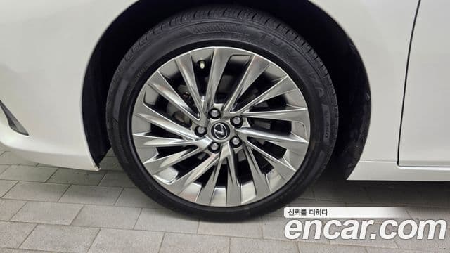 Lexus ES300h 2024 — ფოტო 4/20