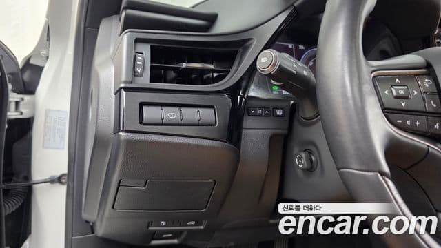 Lexus ES300h 2024 — ფოტო 16/20