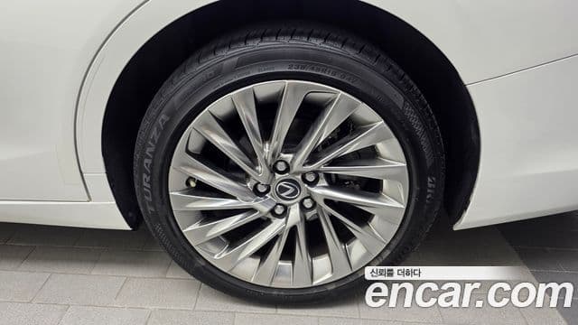 Lexus ES300h 2024 — Photo 1/31